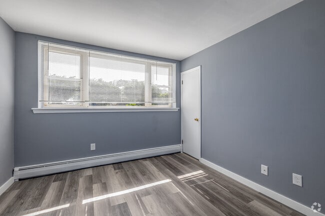 2BD, 2BA - 900 SF