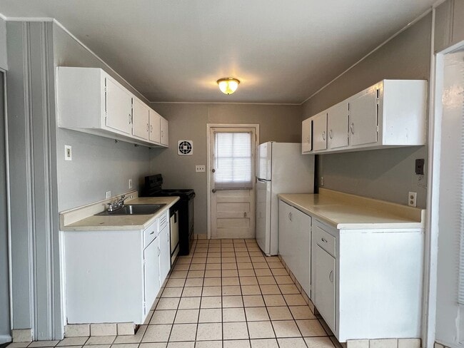 Photo - 3BR 1BA in Shady Lane - Covered Rear Porch and Covered Parking