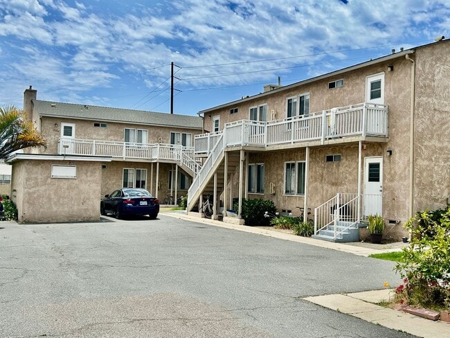 Building Photo - Bright & Airy 2 Bed / 1 Bath Apartment in Point Loma! Unit 3130 Nimitz Blvd.