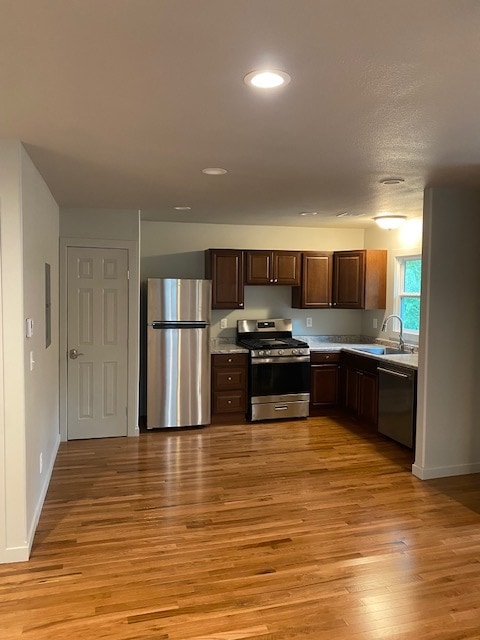 Nuevos suelos de madera noble en toda la cocina y el salón. - 626 Vattier St Unidad #2