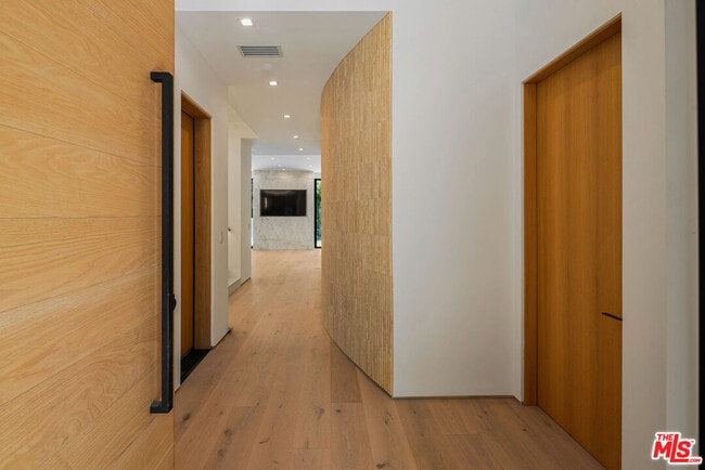1130 N Poinsettia Pl