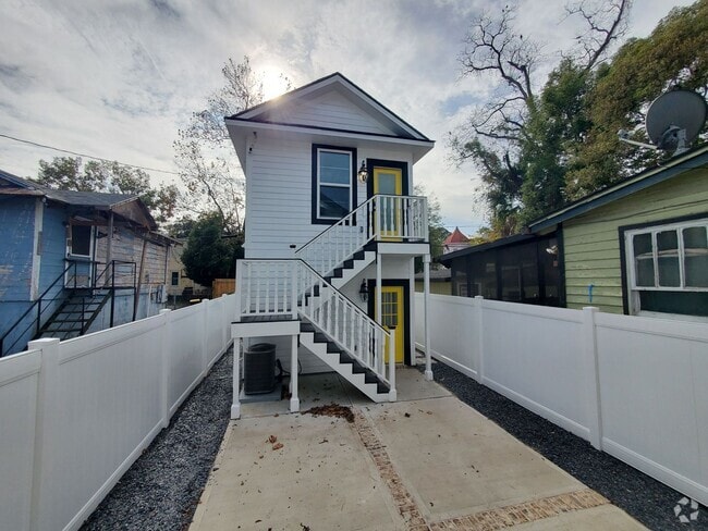 Building Photo - 1011 E Waldburg St Rental