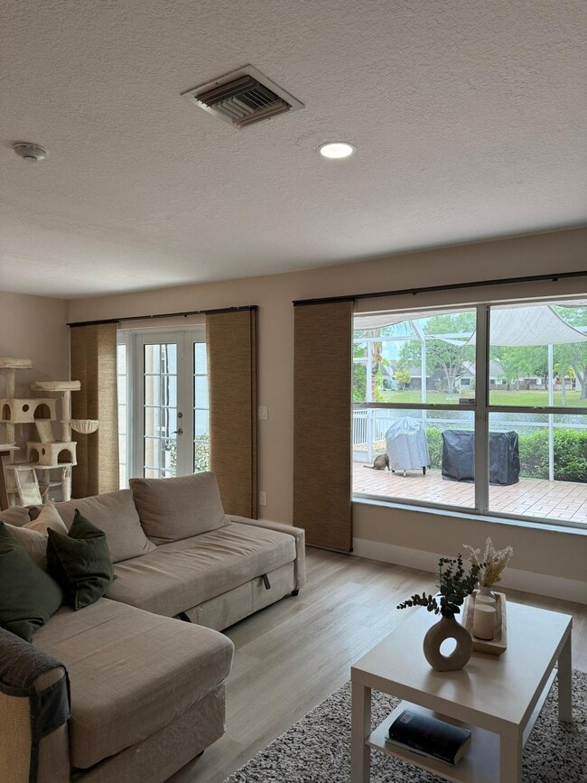 Building Photo - 1120 W Lakes Dr