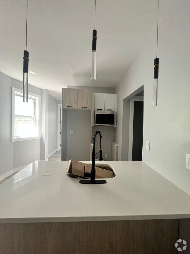 Building Photo - 67 Lincoln St Unit 2L Rental