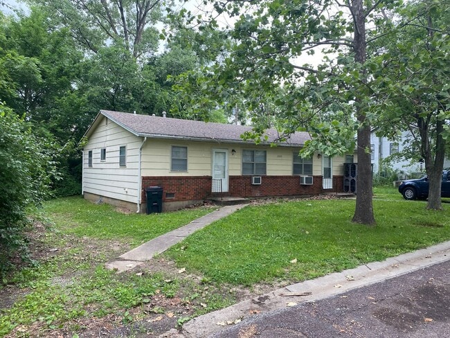 Building Photo - 2103 Meadowvale Ct Unit A
