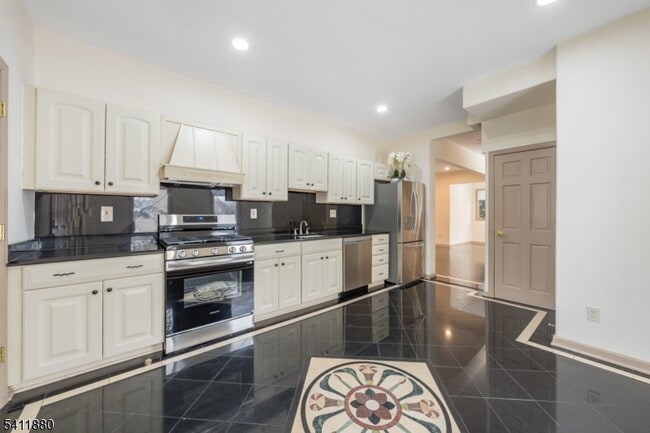 Building Photo - 302 Walnut Ave