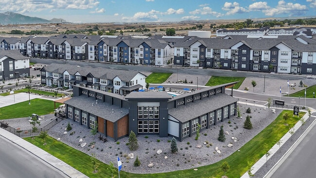 AERIAL EXTERIOR | Valley View Apartments