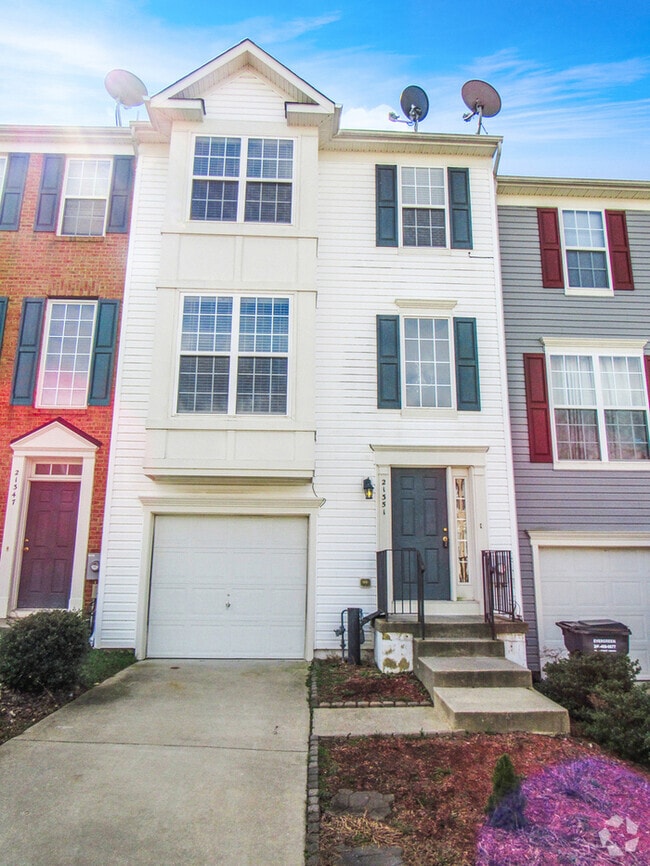 Building Photo - 3 Level Inner Town Home with 1 Car Garage ...