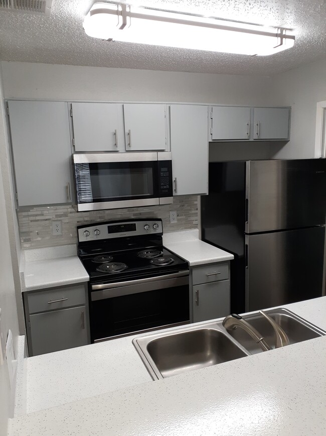 Chef Kitchen with Stainless & Black Appliances, Dual Sink with Removable Spray Nozzle and Glass Back Splash - City Pines Apartments