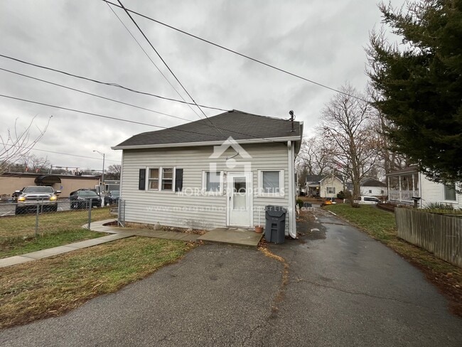 Building Photo - 714 Park Ave Unit .5