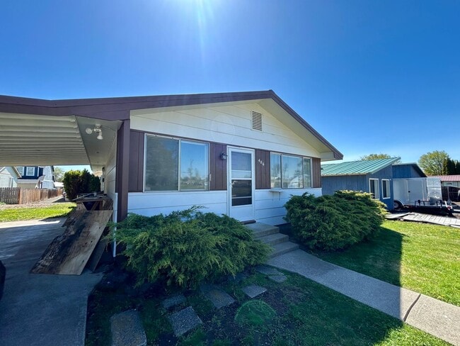 Building Photo - 3 Bedroom 1 Bath Home for Rent near Mount Stuart Elementary