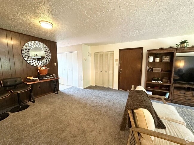 Building Photo - Rent-ready this July: 2 Bedroom and 1 Bath... Unit Jefferson Trace 1-5 Rental