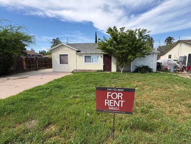 Building Photo - 3 Bedroom 1 Bath S Visalia available now