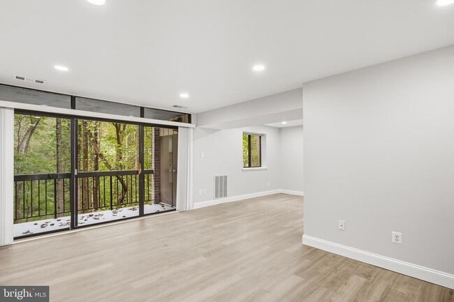 Building Photo - 1664 Parkcrest Cir Unit 201