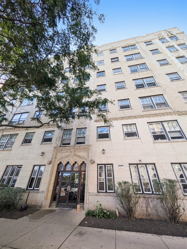 Building Photo - 917 W Eastwood Ave Unit 307