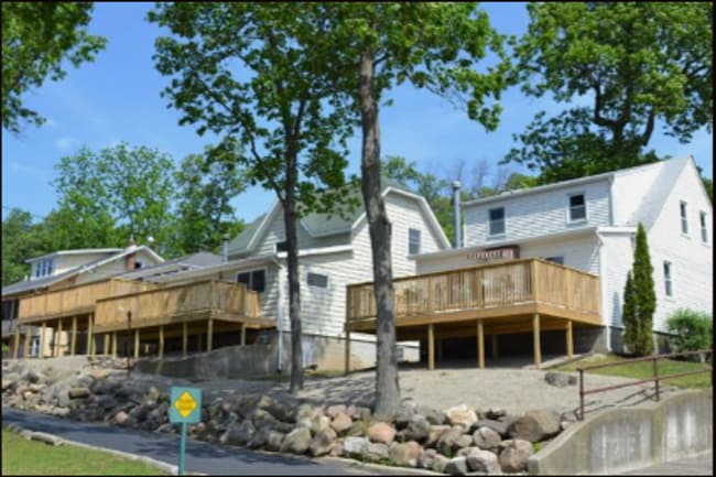 Building Photo - 660 E Lake View Rd