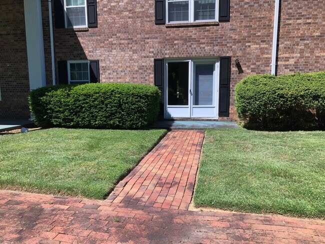 Photo - 611 E Mountcastle Dr