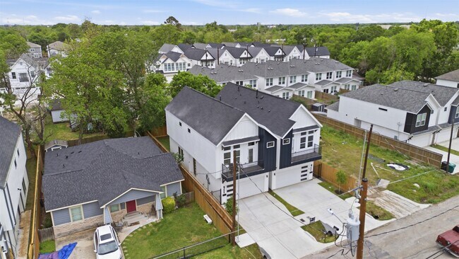 Photo - 6815 Paris St