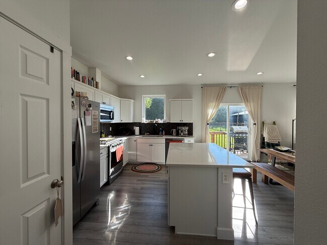 Photo - 369 N Chugach St