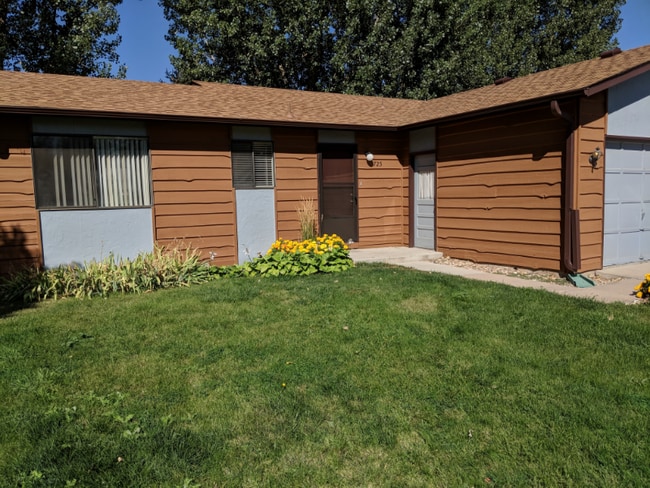 Building Photo - 725 N Hillcrest Dr Rental