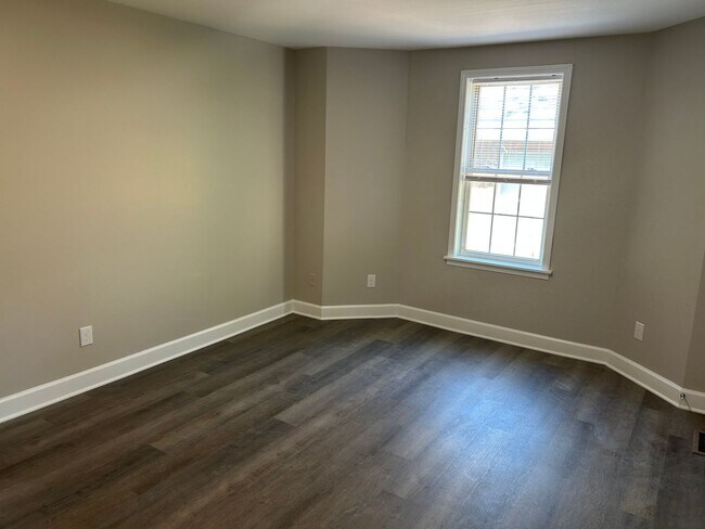 Photo - 627 W Northwest Blvd