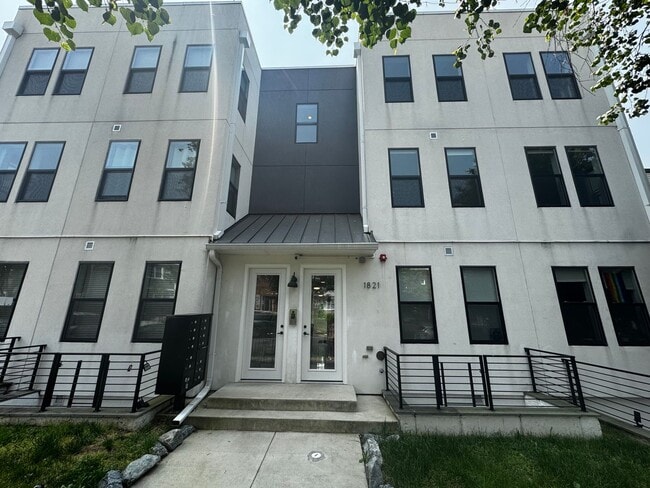 Building Photo - Discover this beautifully renovated 2BD/2B... Unit 3 Rental