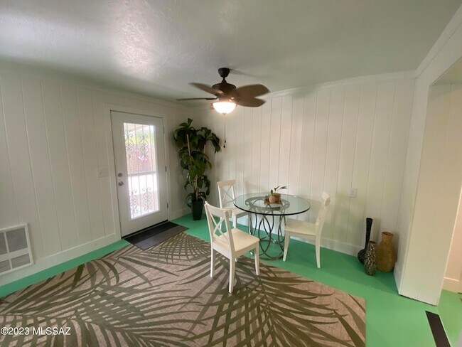 2231 N Swan Rd