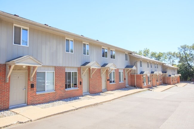 Building Photo - 2 bed / 1 bath Townhome Unit 12
