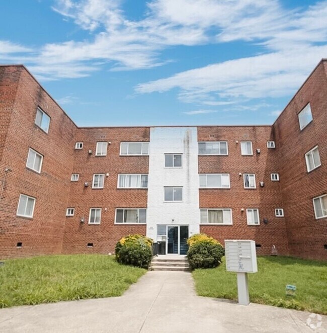 Building Photo - Lovely 2 BR/1 BA Top-Floor Condo in Congre...