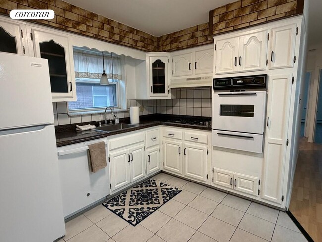 Photo - 2735 Cropsey Ave