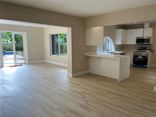 Photo - 550 NE 174th St