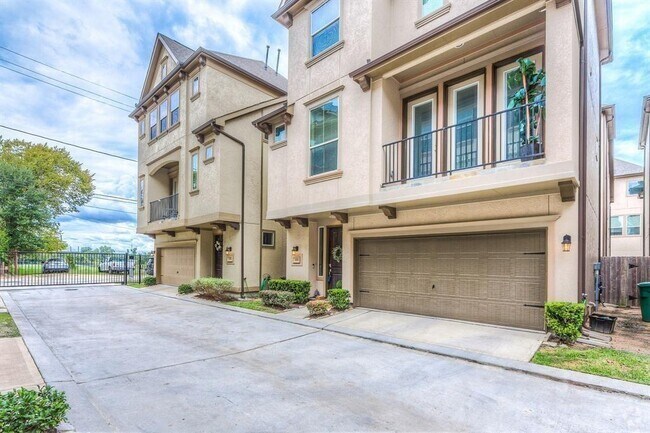 Building Photo - 444 N Live Oak St Rental