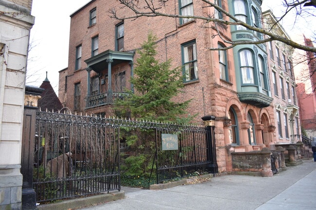 Building Photo - 182 Washington Ave Unit Third floor mansion apt.