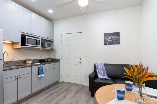 1BR, 1BA - 660SF -Kitchen