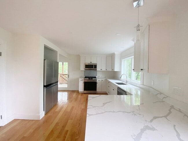 Building Photo - 444 Sumner St Unit 3