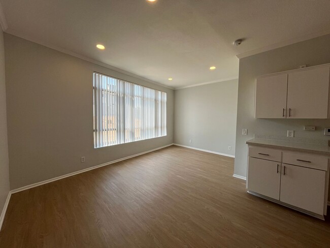 Photo - 14900 Moorpark Street