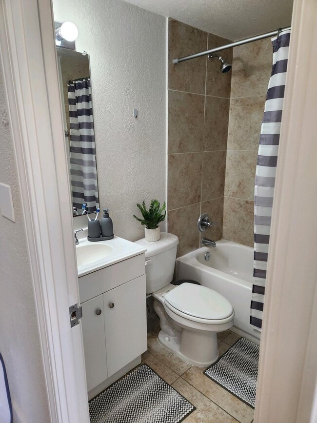 Photo - Colonial Gardens Apartments