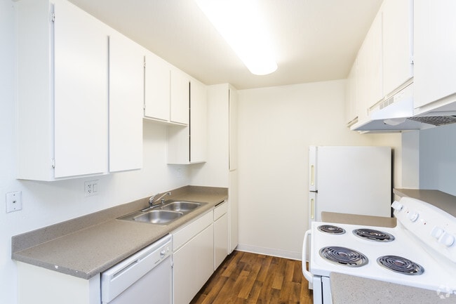 1 BR, 1 BA - 655 SF