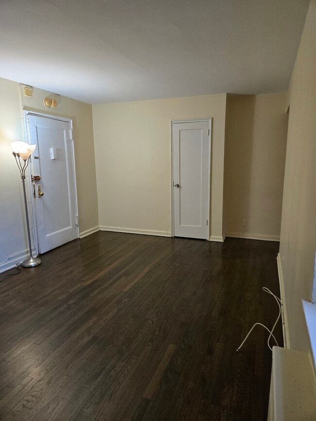 Building Photo - 2329 Hudson Ter Unit B10