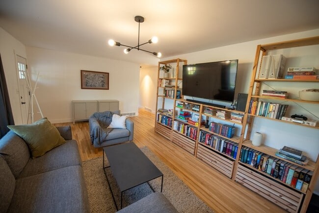 Photo - 757 N Hills Dr