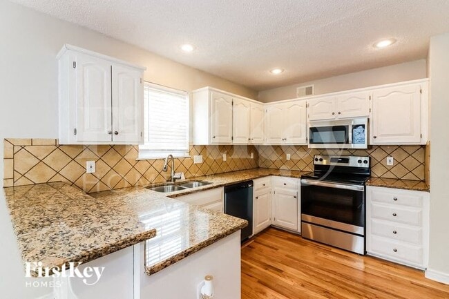 Photo - 15626 Riley St