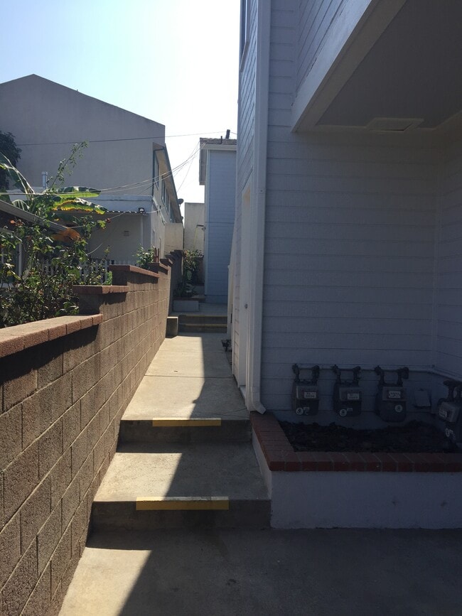 Walkway past Laundry to steps leading to Apt. B - 4506 W 172nd St Unidad B