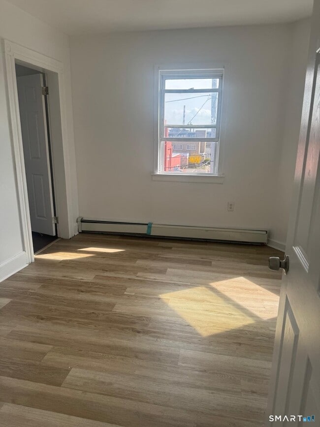 Building Photo - 206 Noble Ave Unit 3
