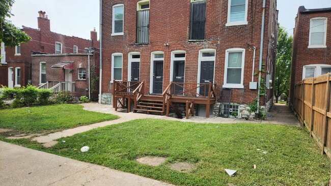 "Charming 1-Bedroom Gem in St. Louis's Vibrant Heart – Alberta Street Awaits!"