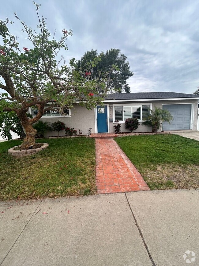 Building Photo - Beautiful 3 Bedroom/2 Bath Single Family H... Rental