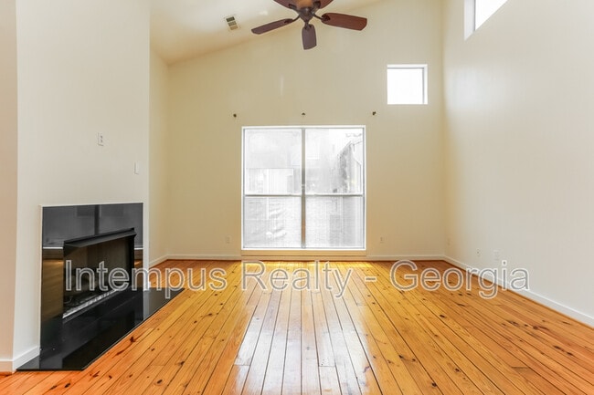 Photo - 241 Maynard Terrace SE