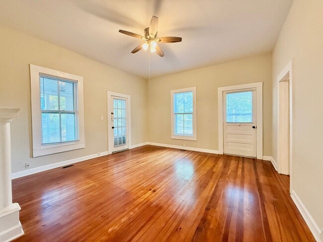 Photo - 215 College St