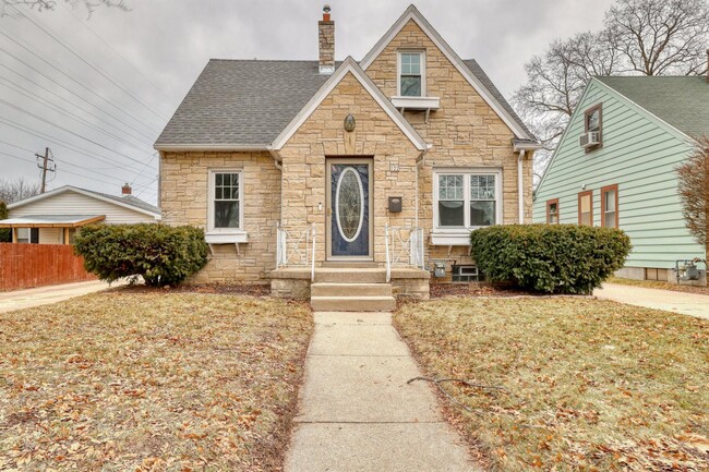 Building Photo - 122 S 77th St