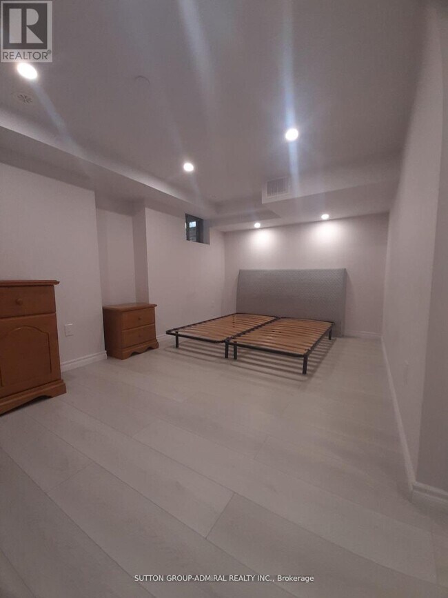 Photo - 1331 Major MacKenzie Dr W