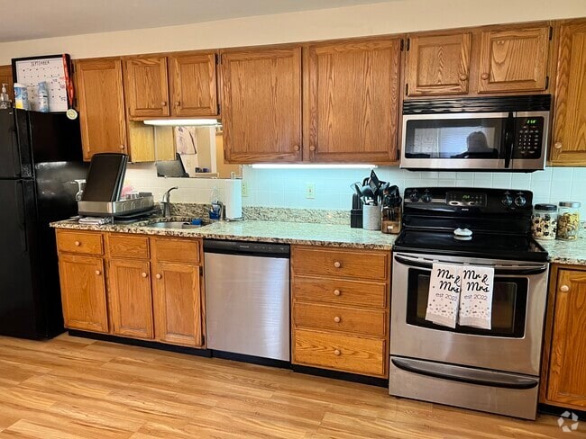 Building Photo - 34 Lake Ave Unit 1J Rental